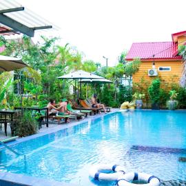 Yellow Star Hostel，位于贡布的酒店