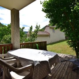 Escapade Provençale - T2 avec cuisine et terrase privée，位于迪涅莱班的酒店