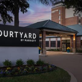 Courtyard Dallas Addison Quorum Drive，位于艾迪生的酒店