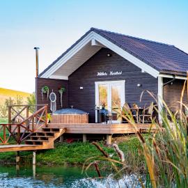 Milkės Karibai - poilsio namelis su sauna ir kubilu，位于Statiškė的酒店