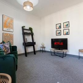 Unique 2BR Church Apartment - Sleeps 4 with Parking，位于庞蒂浦的酒店