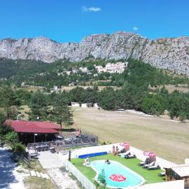 Camping La Pinatelle，位于Saint-Auban的酒店