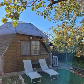 בקתת עץ בחורש במנות - דום גיאודזי - Wooden cabin in Manot，位于Manot的酒店