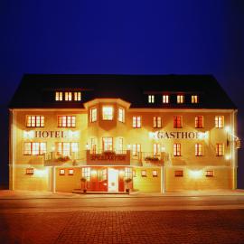 Hotel - Gasthof Spessarttor & Hotel Bergwiesen -hier auf Wunsch Zimmer mit Balkon，位于劳尔的酒店