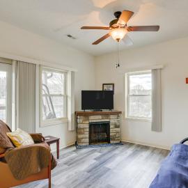 Apt w/ Lake Views - Day Trip to Virginia Tech!，位于拉德福的酒店