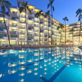 Crown Paradise Golden All Inclusive Resort - Adults Only，位于巴亚尔塔港的酒店