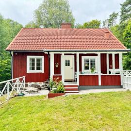 Charming little Swedish cottage in the Big Woods，位于Svängsta的酒店