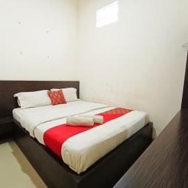 Yutaka Inn Aurila Dinoyo，位于Karangjepun的酒店