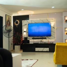 3 Bedroom Luxury Apartment with Pool -24Hrs Power -PS4，位于拉各斯的酒店