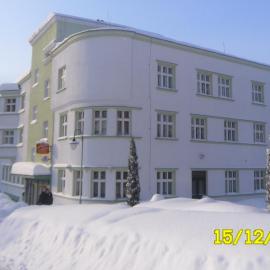Hotel Grand，位于坦瓦尔德的酒店