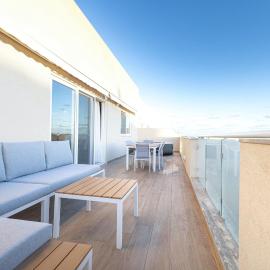 Luxurious & Spacious 2BD Penthouse with Large Terrace & Jacuzzi at The Podium - Yacht Marina Area, Close to Valletta，位于姆西达的酒店