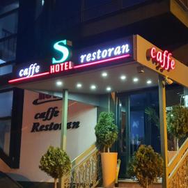 Hotel S，位于贝拉内的酒店