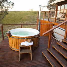 Sunvale Stunning Wilderness Luxury Lodge with Woodfire Heated Spa，位于Capertee的酒店