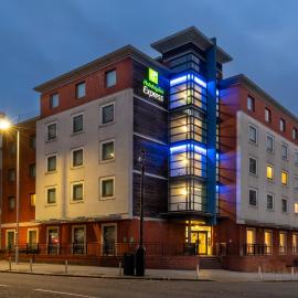 Holiday Inn Express Stevenage by IHG，位于斯蒂夫尼奇的酒店