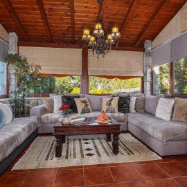 Livadi cozy villa，位于阿拉霍瓦的酒店