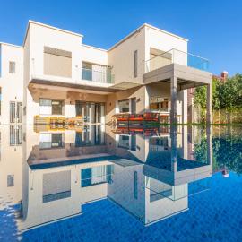 Villa 5 Suites Modern with Ping Pong table and Heated Swimming pool，位于马拉喀什的酒店