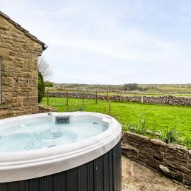 Central Malham Wellbeing Escape, 5-bed house with yoga studio，位于马勒姆的酒店