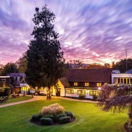 Sunday Box Hill Burford Bridge Hotel,位于多尔金的酒店