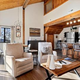 Mountain Inn Lodge 52 with Wintergreen Advantage，位于Wintergreen的酒店