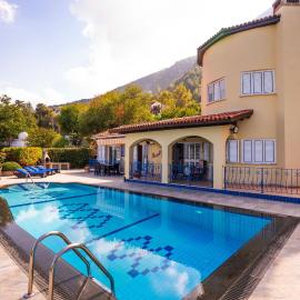 Villa Jewel with Private Pool and Sea View，位于拉普索斯的酒店