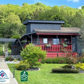 TiNY HOUSE LE CHALET LIT KING SIZE -TERRASSE - PETIT DÉJEUNER-CLIMATISATION -PARKING，位于Échenoz-la-Méline的酒店