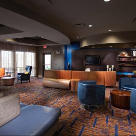 Courtyard by Marriott Fayetteville，位于费耶特维尔的酒店