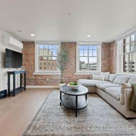 Spacious Apartment with King Beds - J and K on Main，位于斯波坎的酒店