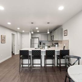 Spacious, King Bed, w Pool Table & Brunch Below! 303，位于斯波坎的酒店