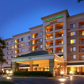 Courtyard Kansas City Overland Park / Convention Center，位于欧弗兰帕克的酒店