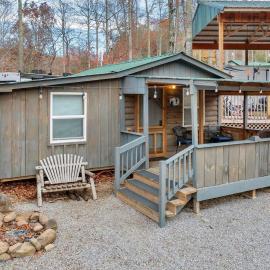 1BR Cabin in the Smokies Close to Gatlinburg，位于加特林堡的酒店