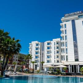 Henry Resort & Spa，位于格勒姆的酒店