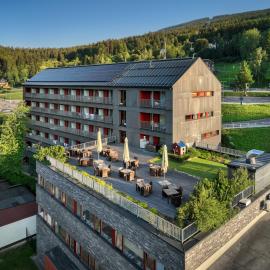 Omnia Hotel Relax & Wellness，位于扬斯凯拉兹涅的酒店