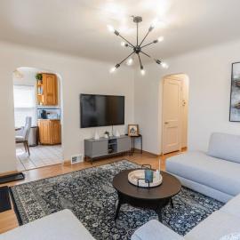 4 Bedroom 2 and a half bath that Sleeps 8 Near it all Ford Telegraph，位于迪尔伯恩的酒店