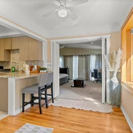 Modern Townhouse Near Everything Shopping Center，位于迪尔伯恩的酒店