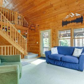 2 Mi to Boat Ramp: Log Cabin in New Hampshire，位于Washington的酒店