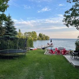 Swing Bridge Cottage on Lake Simcoe - Waterfront，位于Brechin的酒店