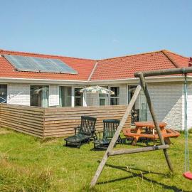 Nice Home In Blokhus With Sauna，位于布洛克胡斯的酒店