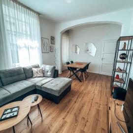 Appartamento in villa antica a pochi passi dal lago，位于米努西奥的酒店