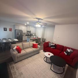 Stay in a brand new townhome in Winder!，位于温德的酒店