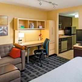 TownePlace Suites by Marriott Bethlehem Easton/Lehigh Valley，位于Hollo的酒店