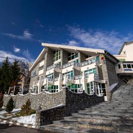 Hotel Alexandros Busteni by Genco & Restaurant Miorita，位于布什泰尼的酒店