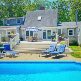 Barnstable Breeze with Seasonal Pool and Hotub，位于巴恩斯特布尔的酒店