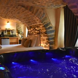 Hébergement insolite avec jacuzzi privatif Millau，位于米洛的酒店