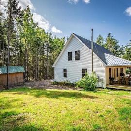 Fellows Maine Home, A Coastal Retreat Near Acadia，位于Surry的酒店