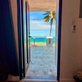 Modern Oceanfront Apartment，位于阿雷西博的酒店