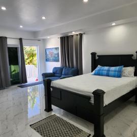 Ideal getaway within Oceanpointe gated community, never shared accommodation，位于卢西的酒店