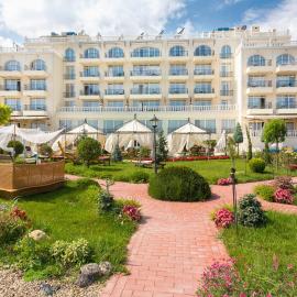 Therma Palace - Balneo SPA, Free parking & Beach，位于克兰内沃的酒店