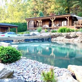 Log cabins at Iron Rose in Czech Canada，位于新比斯特日采的酒店