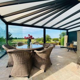 LuxChalet Ferienhaus ELLA mit Aussicht auf die Ijssel im Ferienpark mit Pool und Strand Holland Niederlande