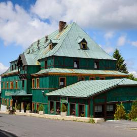 Hotel Zelený Dům，位于博兹达尔的酒店